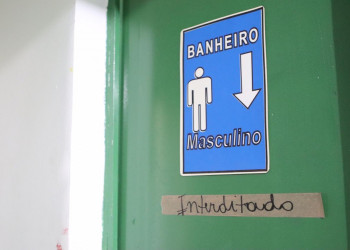 Estudantes usam banheiro químico em escola após interdição da vigilância sanitária
